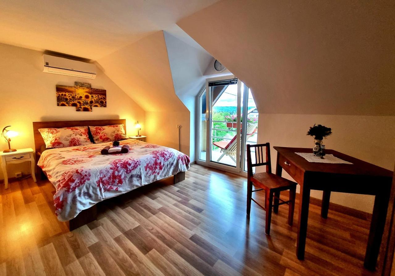 Gartnar Home -Hiska S Pridihom Domacnosti In Pogledom Na Hribe. Radovljica Kültér fotó